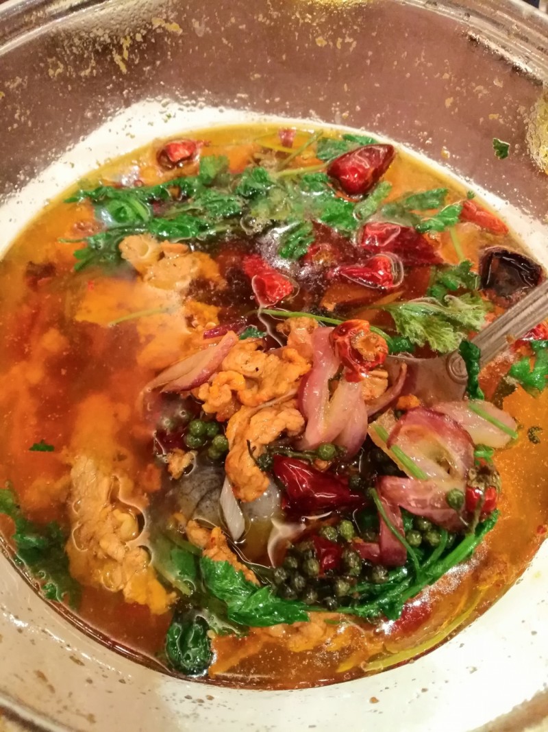 Szecsuáni specialitás: olajban főtt hús fűszerekkel és zöldséggel